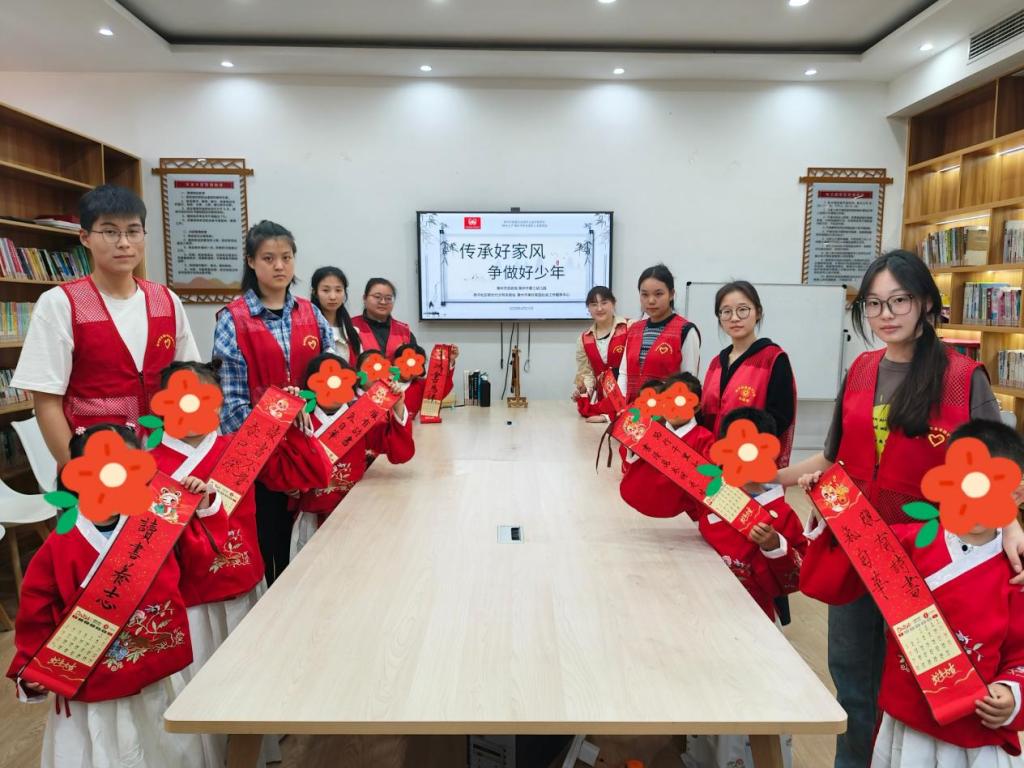 書香墨韻,，愛心“童”行---護(hù)理學(xué)院學(xué)生赴揚(yáng)子社區(qū)開展愛心志愿活動