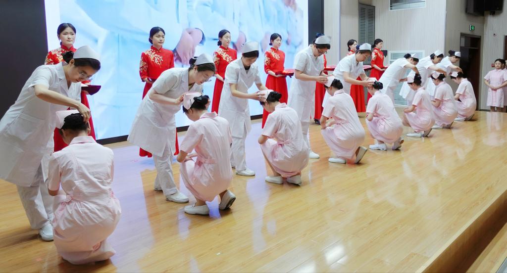 雛燕銜光接使命,，杏壇筑夢耀芳華---滁州城市職業(yè)學(xué)院成功舉辦 “5.12 國際護(hù)士節(jié)”活動暨傳光授帽儀式